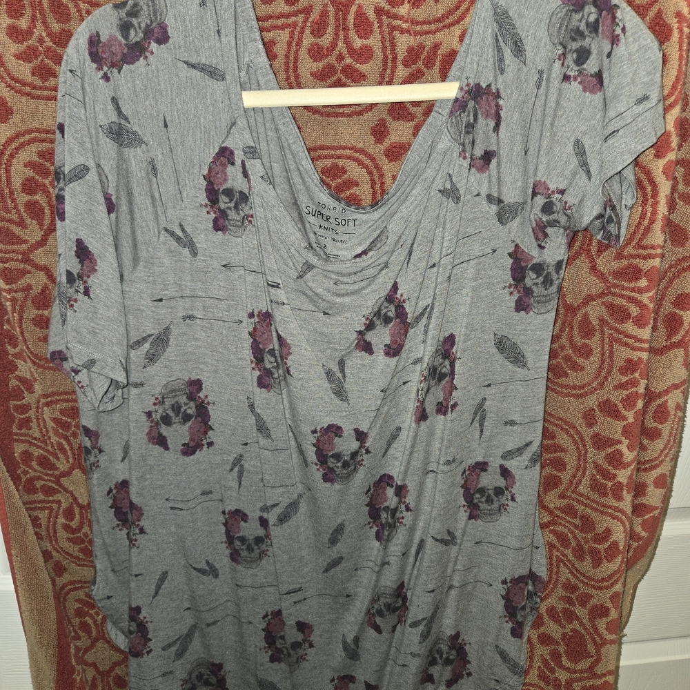 Torrid Size 2 Gray Floral Skull Women's Tee